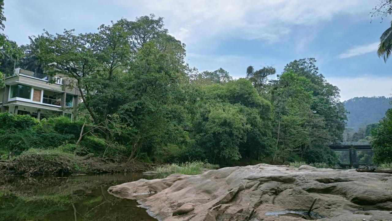 Athirapilly On The Rocks Hotel Athirappilly Buitenkant foto