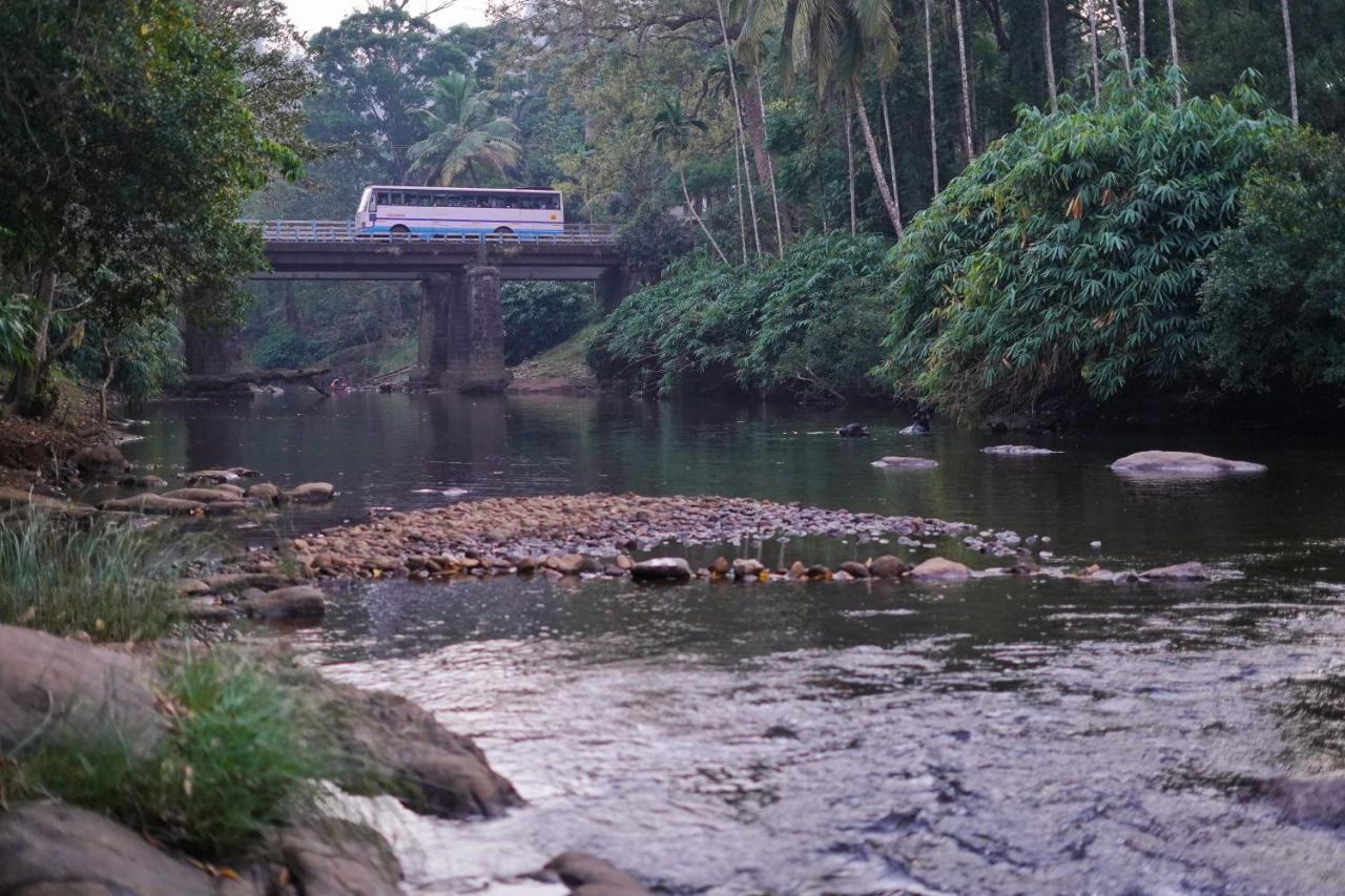 Athirapilly On The Rocks Hotel Athirappilly Buitenkant foto