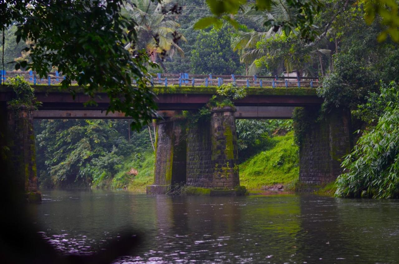 Athirapilly On The Rocks Hotel Athirappilly Buitenkant foto