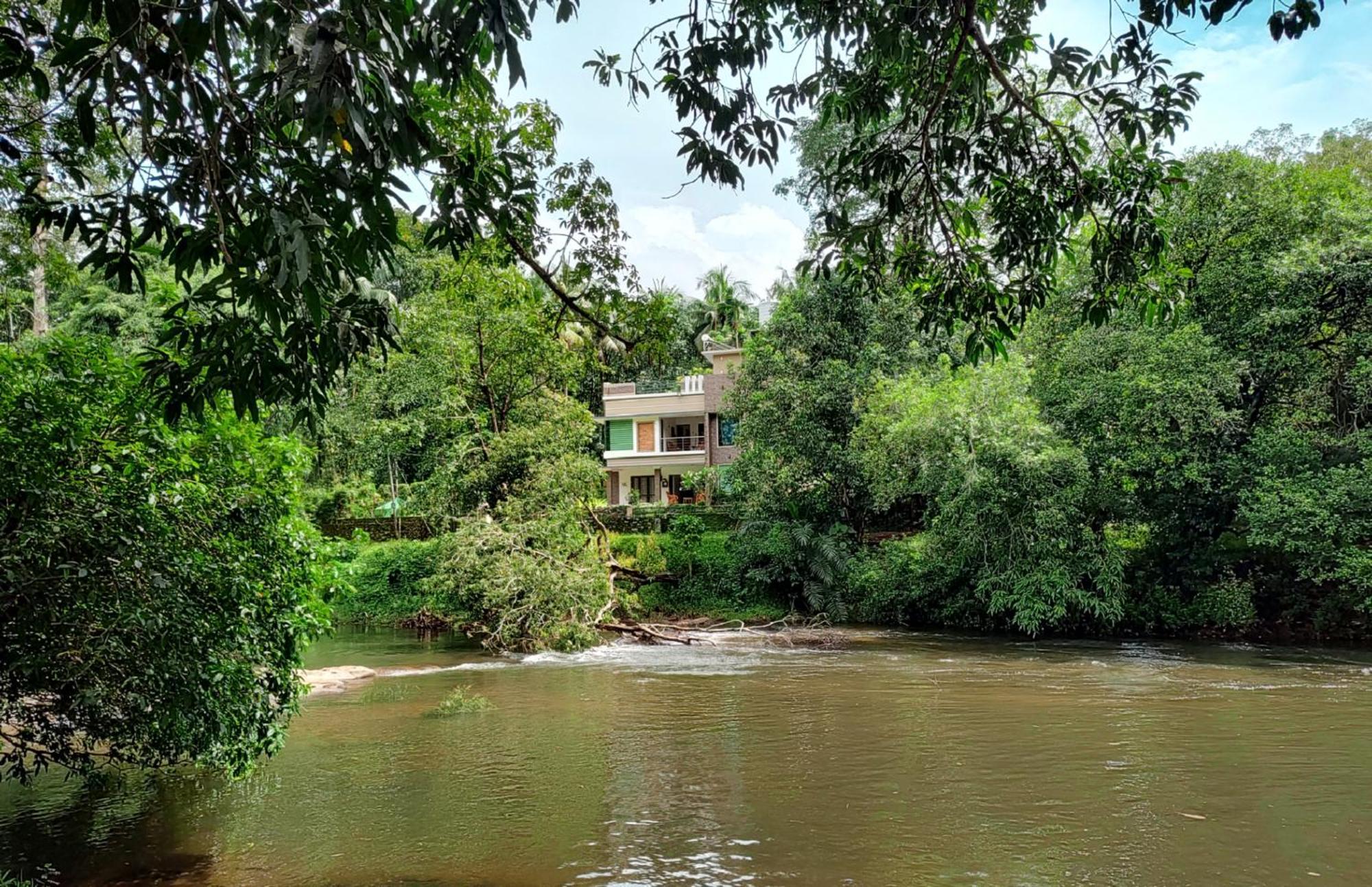 Athirapilly On The Rocks Hotel Athirappilly Buitenkant foto