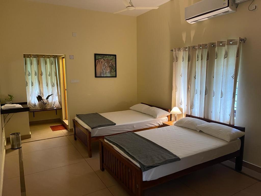 Athirapilly On The Rocks Hotel Athirappilly Kamer foto